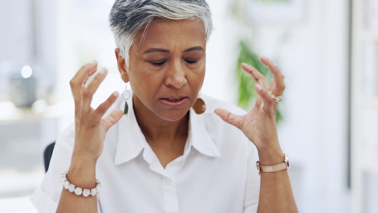mujer de negocios enojada con dolor de cabeza