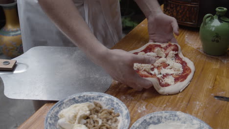 El-Chef-Desliza-La-Pizza-De-Masa-De-Pizza-Napolitana-En-??