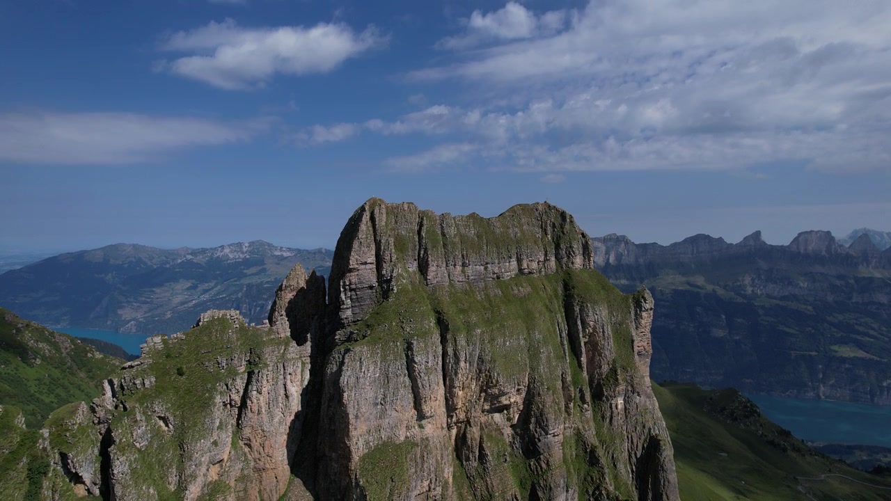 Vista mozzafiato su una cima molto pericolosa del monte Saechsmoor in Svizzera