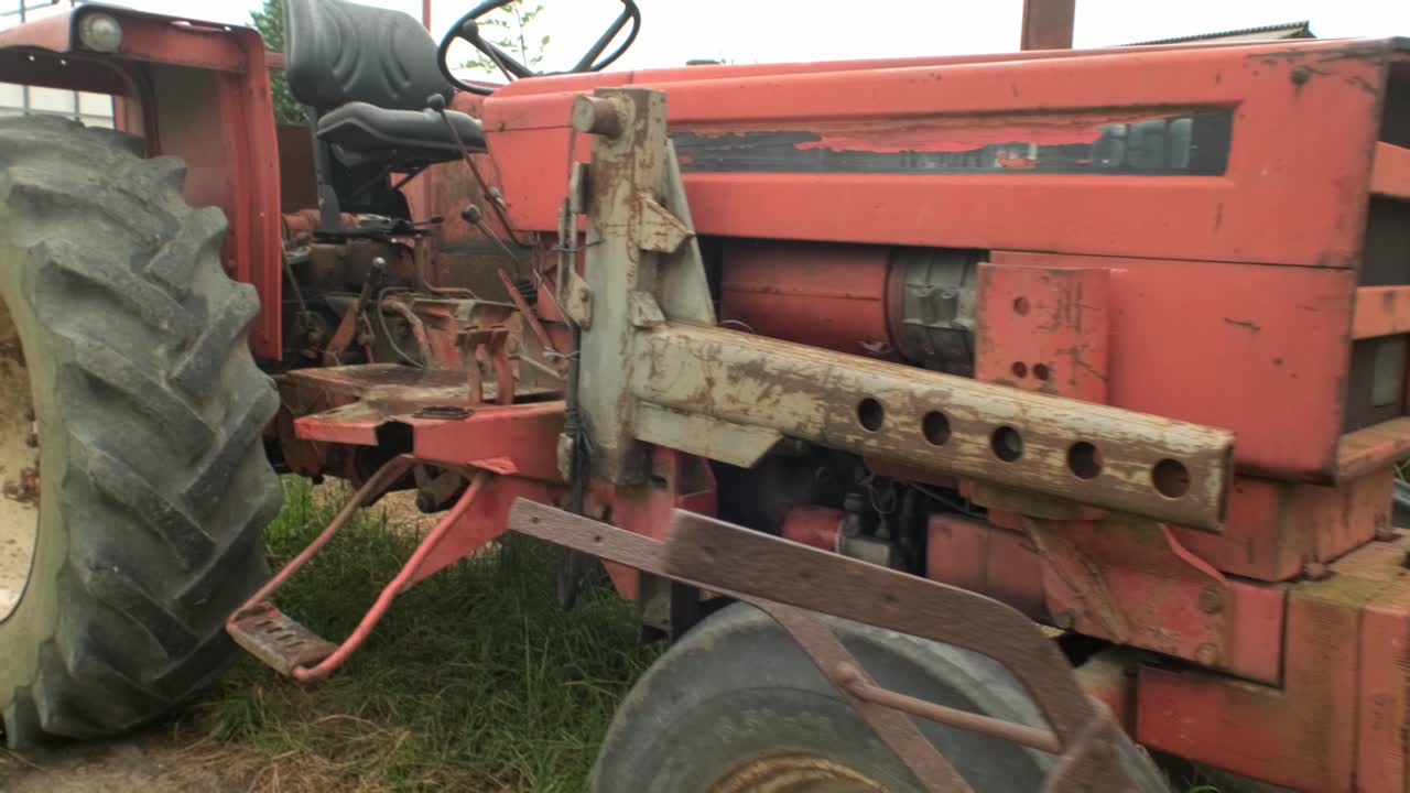 preparándose para trabajar en el campo en una máquina agrícola en un soleado día de otoño