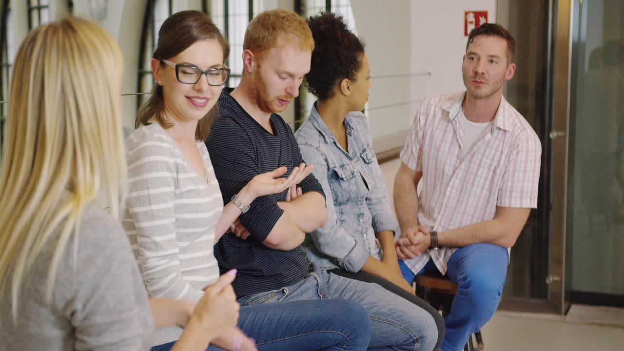 gente riéndose de chistes durante el descanso