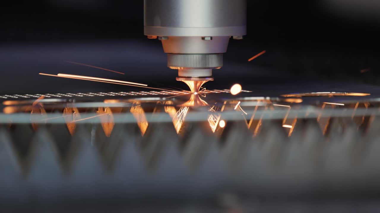 taglio laser cnc del metallo, moderna tecnologia industriale.