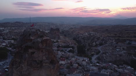 drone pasa por el castillo de ortahisar durante el amanecer