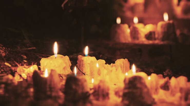 candele che bruciano nel buio