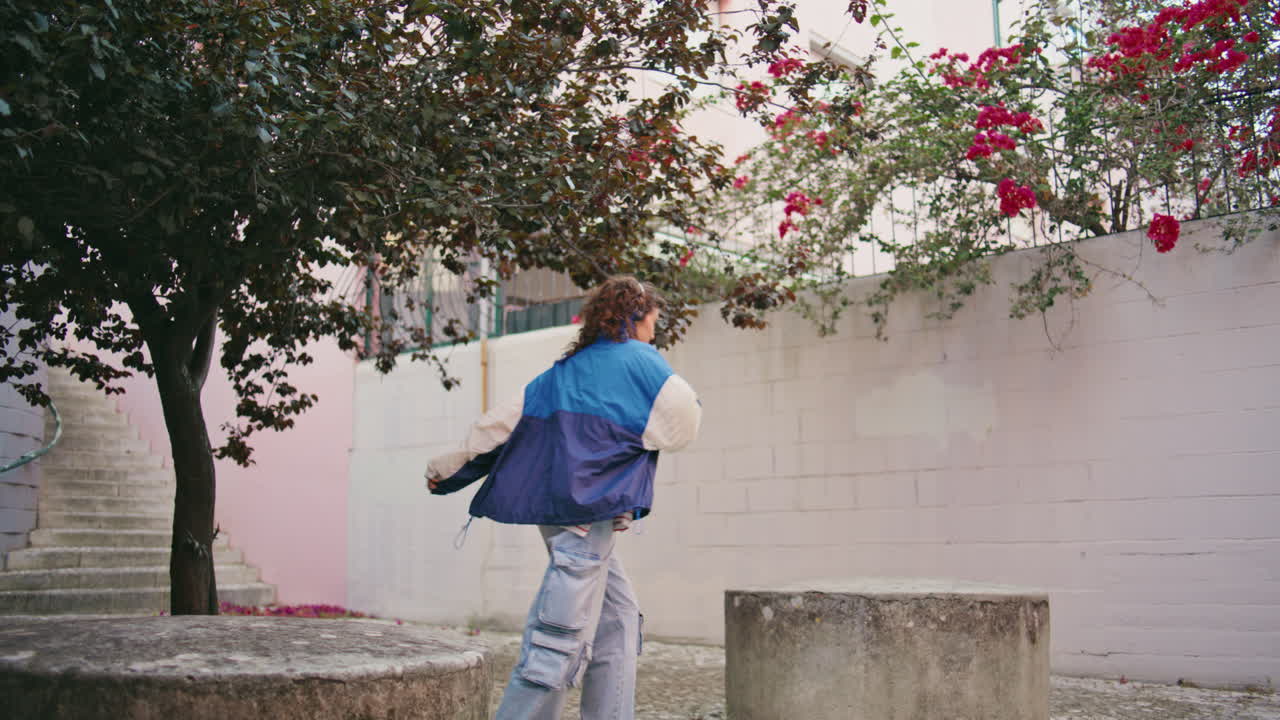 콘크리트 구조물에 뛰어다니는 거리에서 재미있는 비공식적인 십대. 행복한 소녀