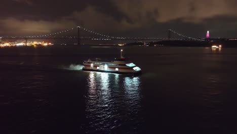 Ferry-Cruzando-El-Río-Por-La-Noche