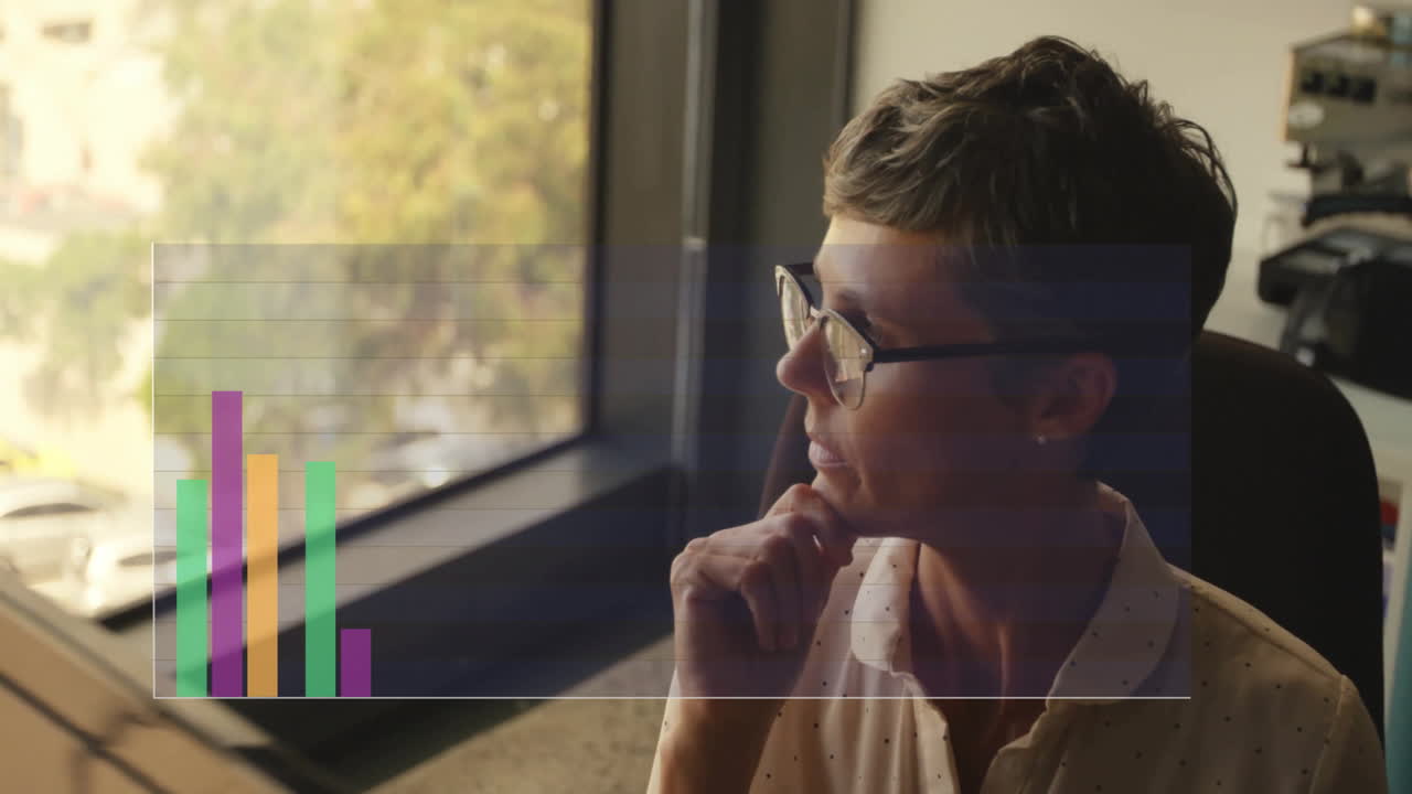 animación del procesamiento de datos financieros sobre una mujer de negocios caucásica que usa un teléfono inteligente