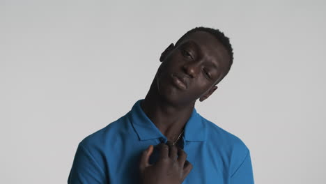 hombre afroamericano cansado en el fondo gris.