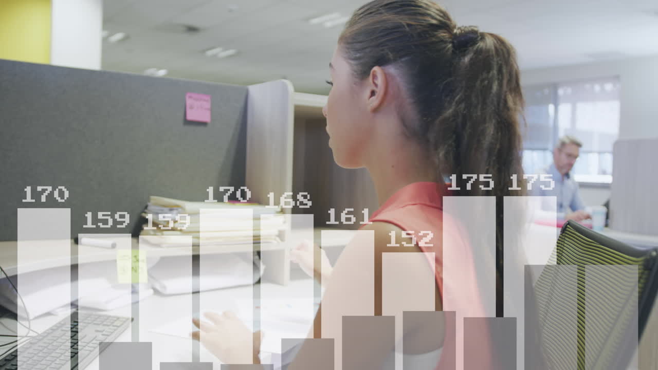 animación de procesamiento de datos financieros sobre mujer de negocios caucásica usando computadora en la oficina.