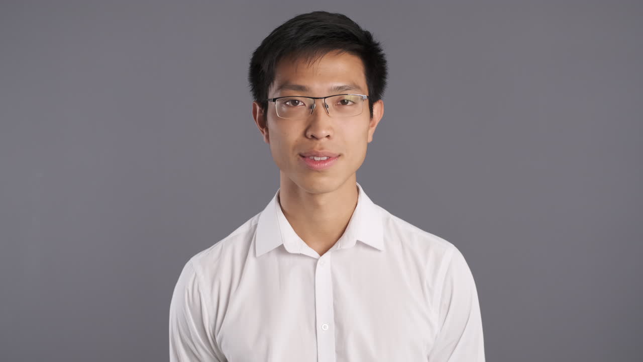 카메라를 향해 미소 짓는 아시아인.