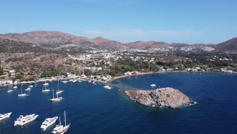 los barcos anclados en la costa de gumusluk en un hermoso día soleado, turquía