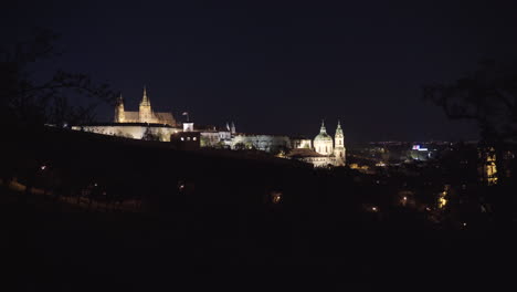 Castillo-De-Praga,Chequia,por-La-Noche,iluminado-Por-Las-Luces-De-La-Calle,vista-Desde-El-Parque-Petřín