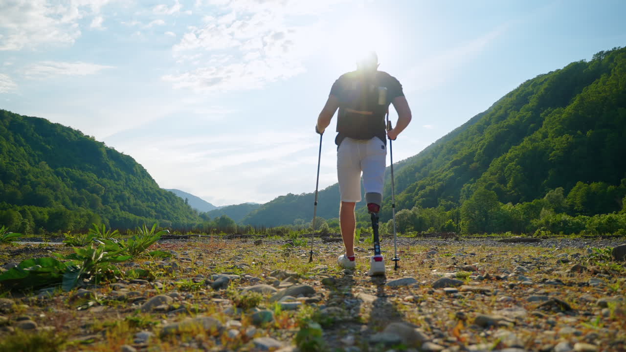 義足で山をハイキングする男性