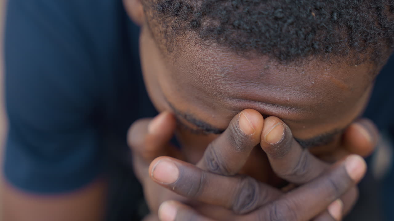 Carpinteiro negro inspeciona as mãos com poeira, vista em close-up das palmas e dedos, fundo de oficina, expressão concentrada, planejando os passos do reparo e medindo o próximo movimento, humor tenso, mas determinado