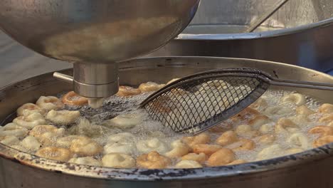 estos dulces bocados fritos son un postre tradicional de la calle en turquía