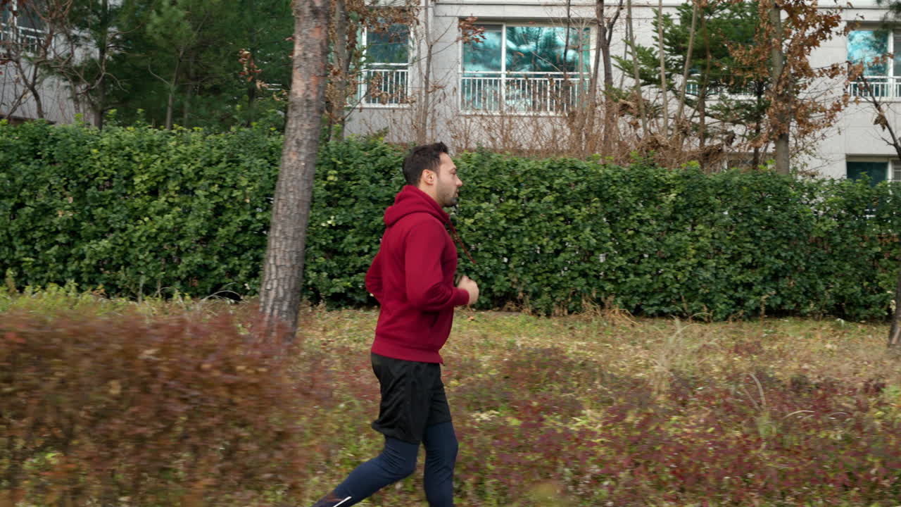 가을 공원에서 달리는 중년 남성 - 측면 뷰 느린 동작