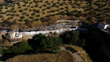 casas encaladas construidas en el acantilado en setenil de las bodegas en cádiz, españa.