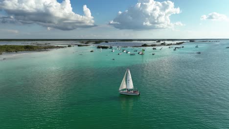 vista aérea alrededor de un velero en la laguna bacalar, en méxico - órbita, disparo de drones