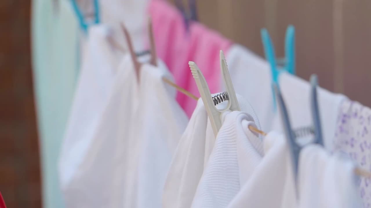 빨랫줄에 걸려있는 옷