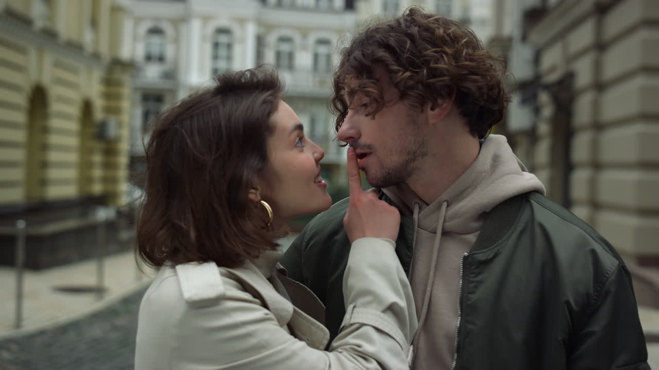 행복 한 부부 가 도시 에서 함께 시간 을 보내고 있다