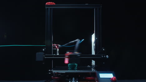 3d 프린터가 작동하고 있습니다.