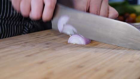 mujer cortando cebollas en la mesa de madera