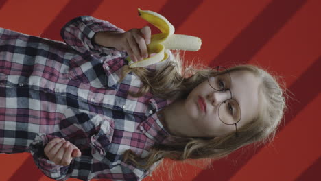 ein mädchen isst eine banane