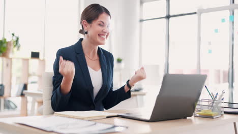 Mujer-De-Negocios,-Computadora-Portátil-Y-Celebración