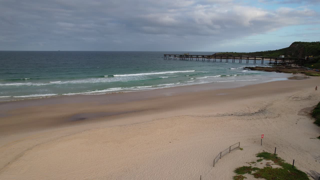 la playa de middle camp en la bahía de catherine hill, nsw, australia, fue filmada por un dron.