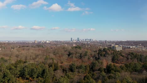 Drohne-Fliegt-Bei-Sonnenaufgang-In-Richtung-Innenstadt-Von-Boston