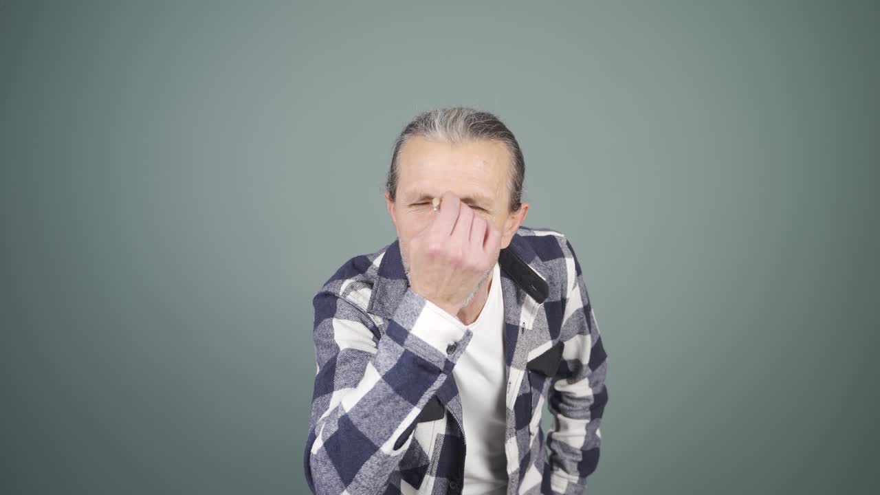 그 남자는 스스로를 돌보고, 잘 정비되어 있습니다.