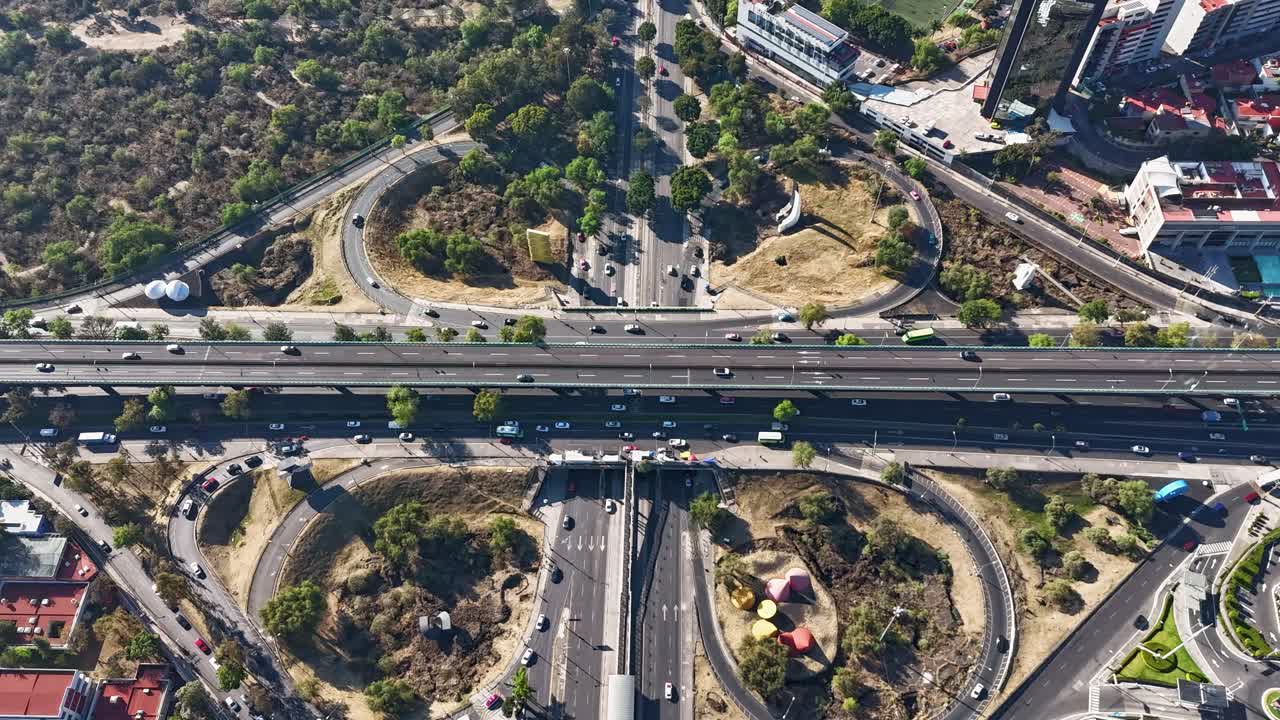 Hyperlapse capturing the traffic flow at a Mexico City cloverleaf