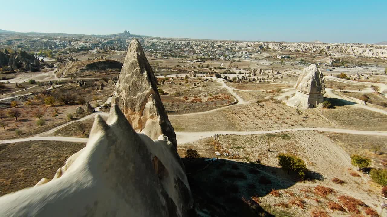 paisaje aéreo fpv sobre capadocia en turquía