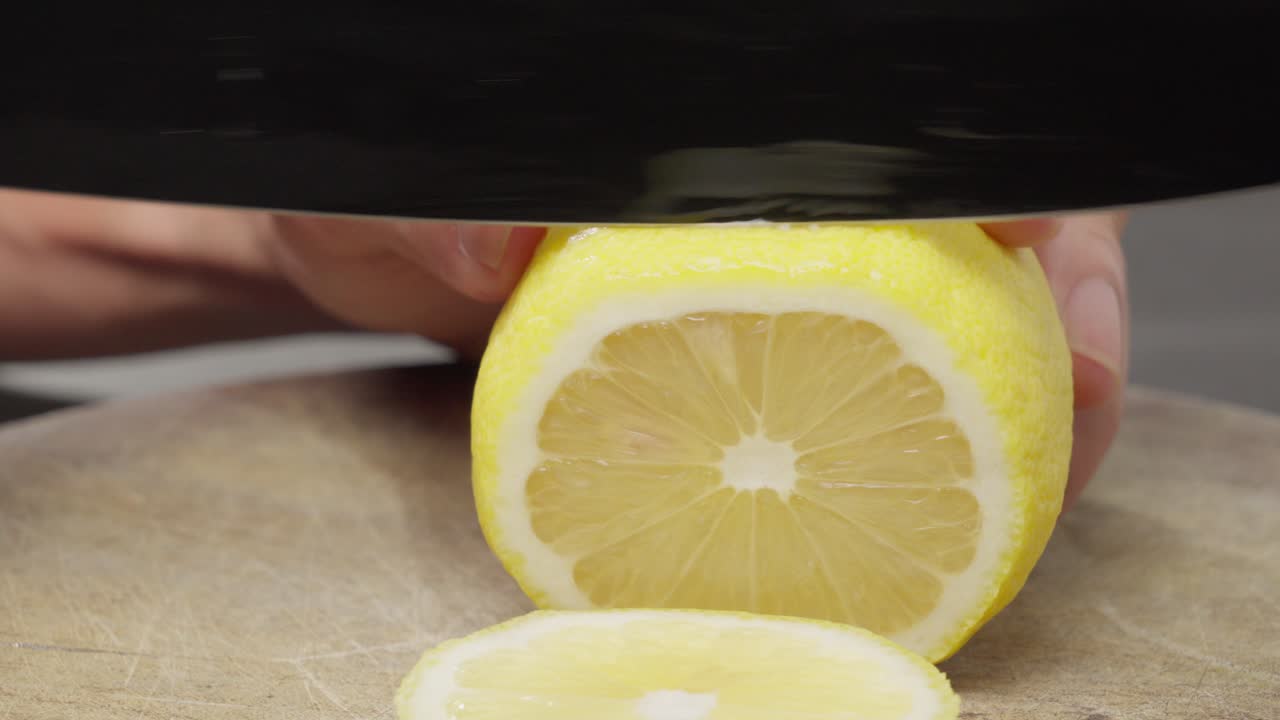 cada corte revela una intrincada estructura de limón exponiendo el interior segmentado