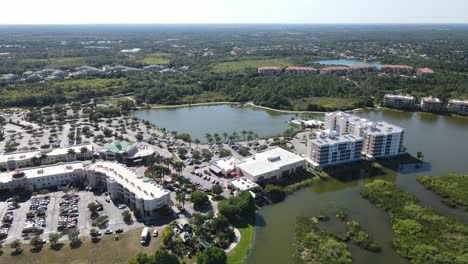 Antena-Distante-De-Lakewood-Ranch-Mainstreet-Antena,-Estacionamiento-Ocupado,-Bradenton,-Florida