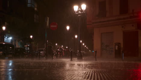 Noche-Ciudad-Sombría-Con-Fuertes-Lluvias