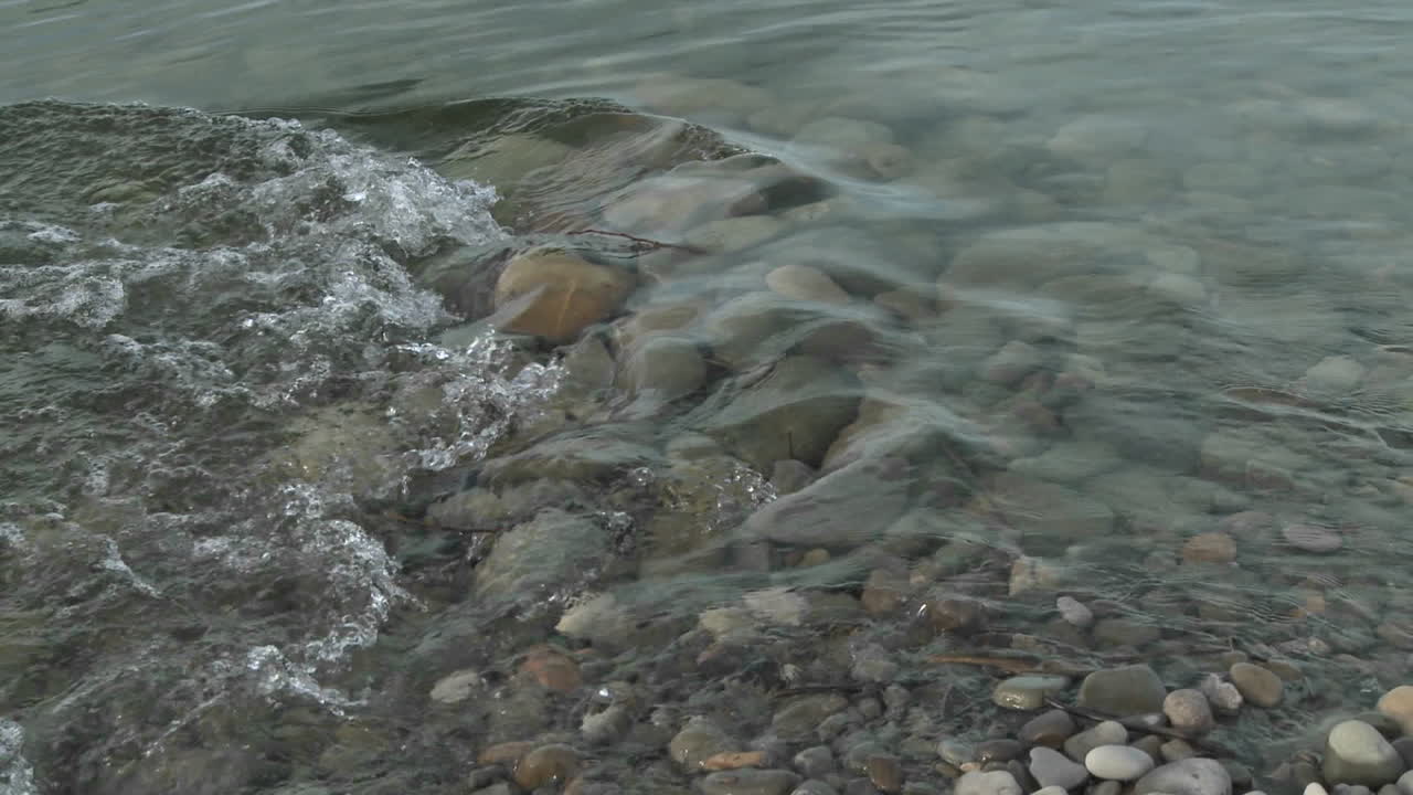 벤츄라 강 어귀에서 흘러나오는 물과 벤츄라 캘리포니아의 서퍼 지점에서 파도가 위로 기울어집니다.