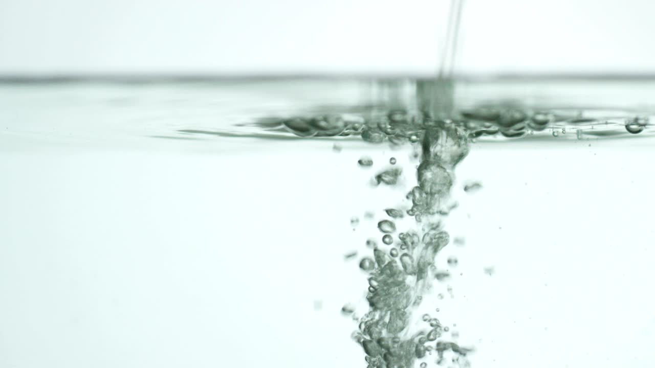 순수한 물, 크리스탈은 느린 동작으로 떨어지고 신선한 소용돌이를 방출합니다. 물은 가장 높은 빙하에서 온다.