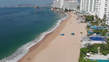 Drone-Volando-En-La-Playa-Cerca-De-Los-Hoteles-Y-Piscinas