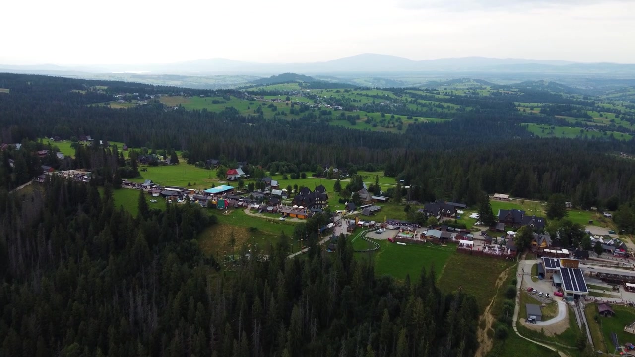 Górski kurort w regionie Zakopanego z kolejką linowo-terenową, widok z lotu ptaka