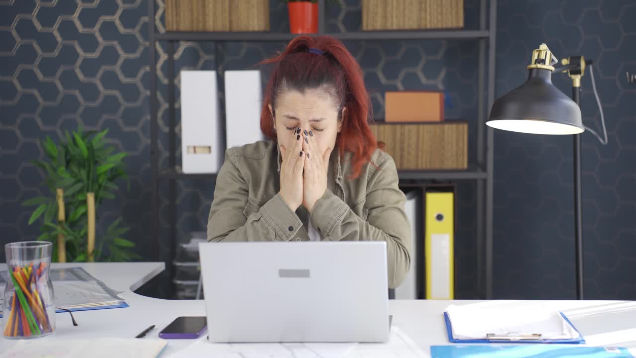 estornudo. una mujer de negocios enferma.