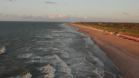 plaża domburg podczas letniego zachodu słońca