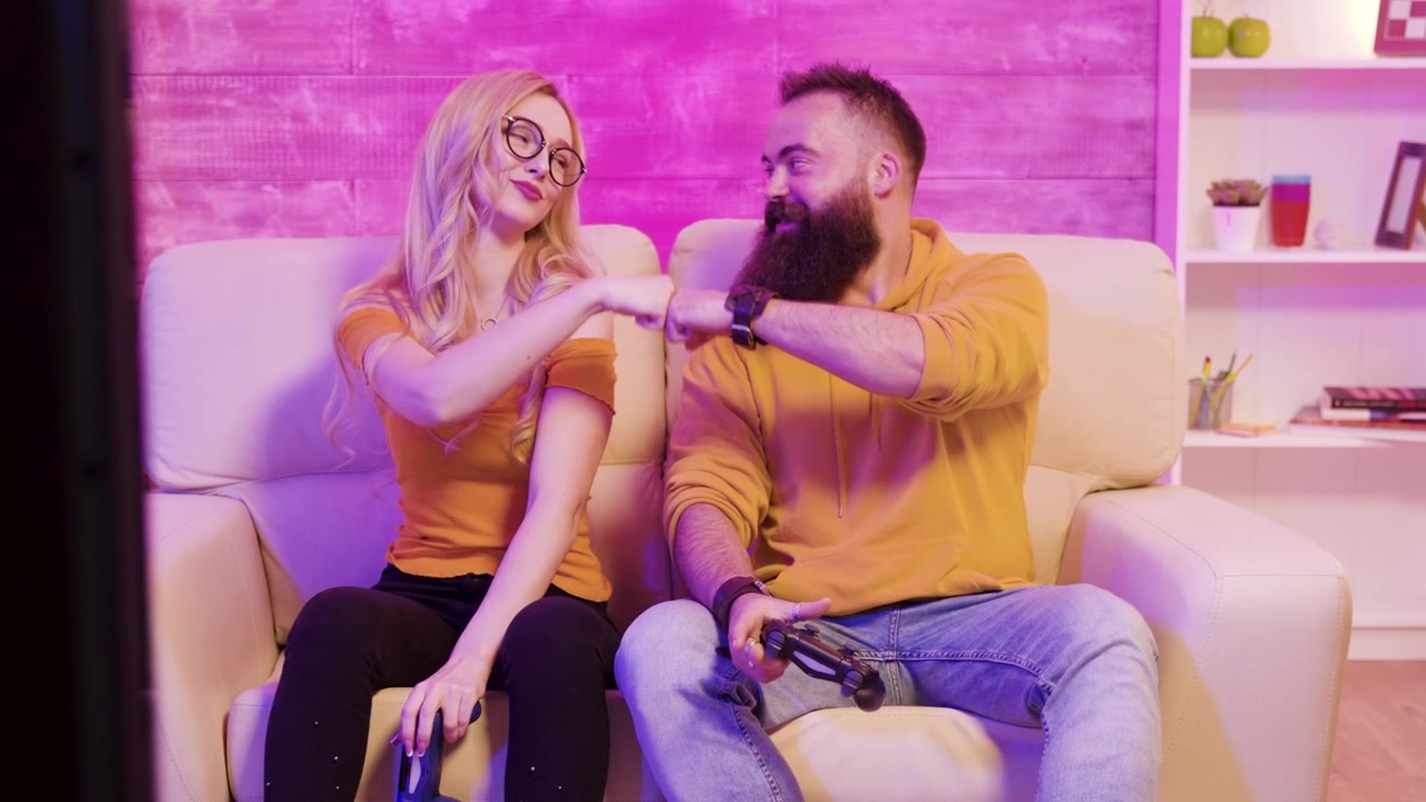 Giocatrice condivide il gioco online su console con il suo fidanzato.