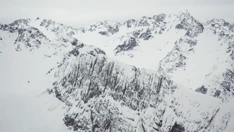 Cimas-Montañosas-Cubiertas-De-Nieve-En-Los-Alpes-Austriacos