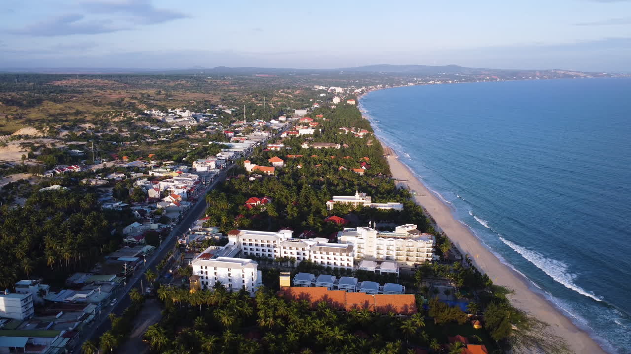 destino de viaje ciudad turística de vietnam en mui ne bay, vista aérea de drones