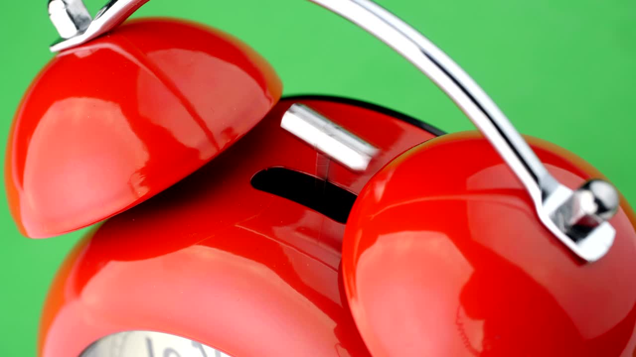 el despertador rojo, la pantalla verde, el primer plano.