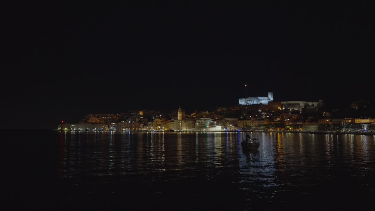 Barca a vela nella baia di Gaeta di notte. Vista aerea.