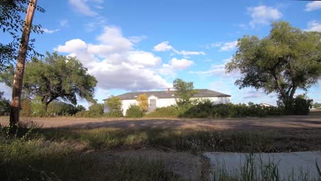 timelapse - un viejo hospital abandonado en un pequeño pueblo en un día soleado