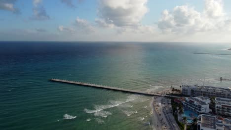 Wunderschöner-Pier-In-Friedlicher-Blauer-Meereslandschaft,-Playa-Del-Carmen,-Mexiko