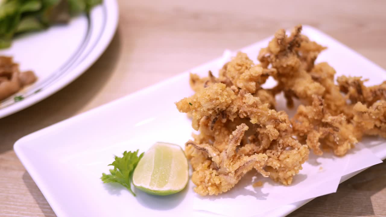 Dettaglio di un piatto di tentacoli di calamaro fritti in tempura, in un ristorante